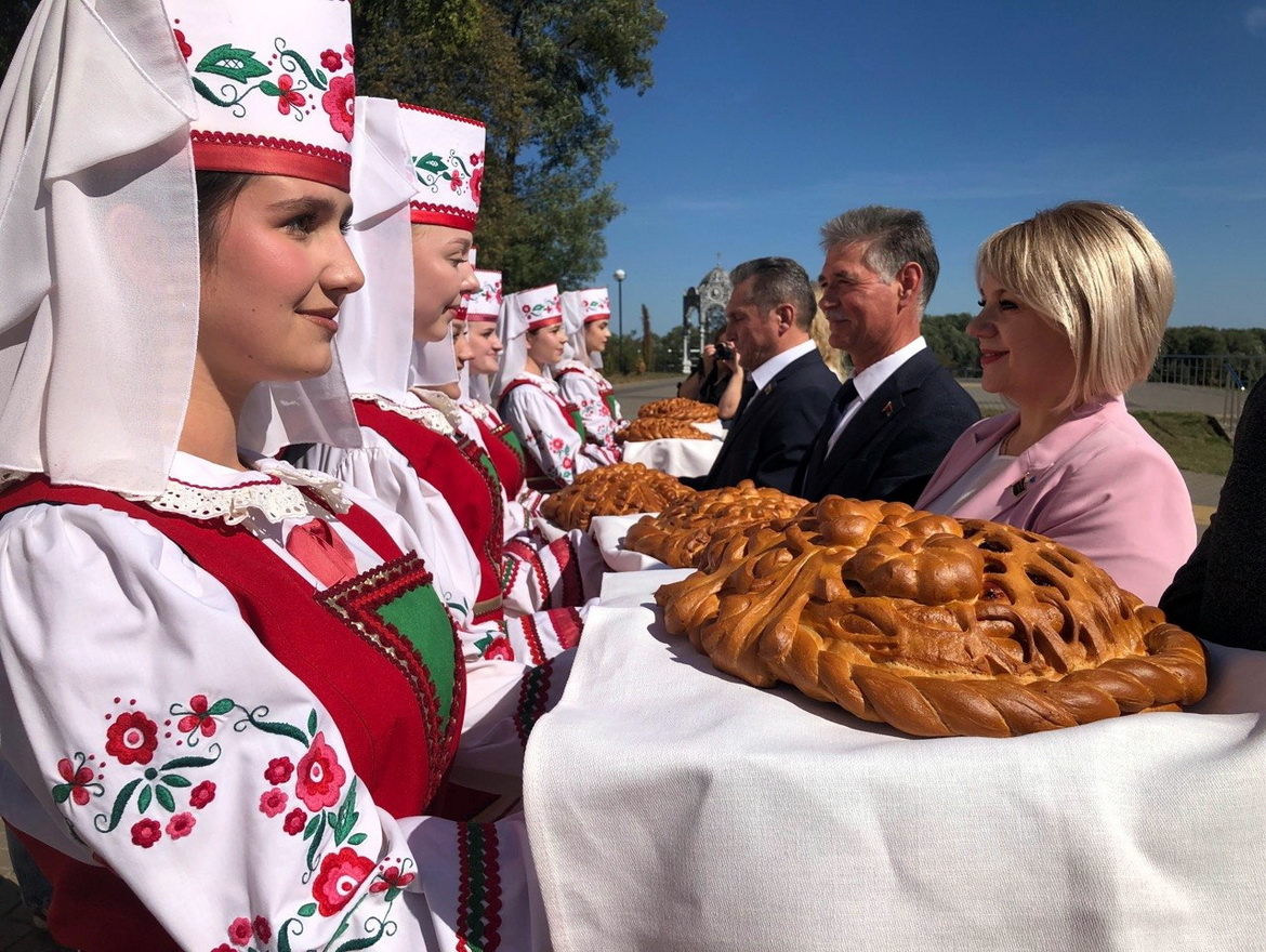 Хлебны каравай лоеўскіх працаўніц – «Свая зямля»
