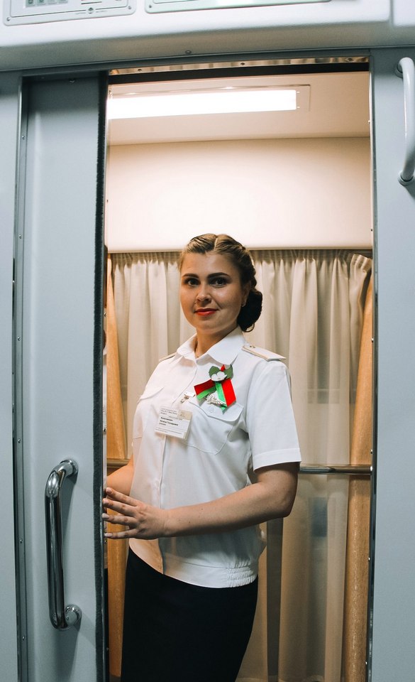 «Дарога пасажыра пачынаецца з тваёй усмешкі». Праваднік Наталля Калесніковіч расказала пра асаблівасці сваёй прафесіі ў праграме «Рынак працы» (аўдыё)