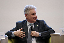 Репортаж: Что обсуждают депутаты с молодежью?